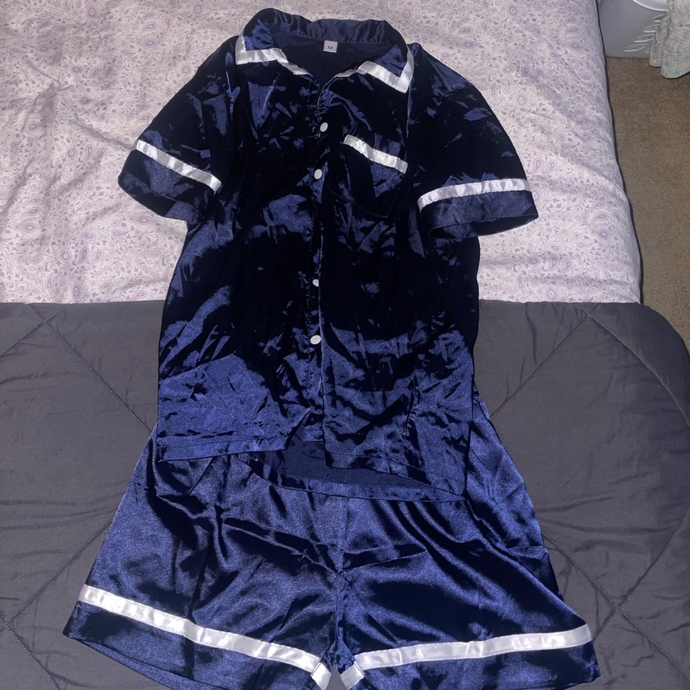 Amazon medium silk pjs navy blue not really worn